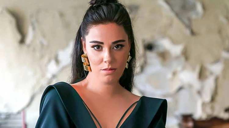 <p><strong>Tuğ&ccedil;e Tayfur, savcılığa sunduğu dilek&ccedil;ede nişanlılık s&uuml;recinin sona ermesinin ardından Burak Kalfa'nın kendisine sosyal medya ve WhatsApp &uuml;zerinden hakaret, tehdit ve şantaj i&ccedil;erikli mesajlar ile videolar g&ouml;nderdiğini iddia etti.</strong></p>
