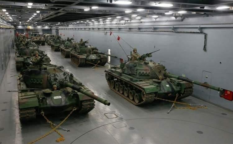 <p><strong><span style="color:rgb(178, 34, 34)">AMFİBİ TANK &Ccedil;IKARMA GEMİLERİ&nbsp;&nbsp;</span>&nbsp;|&nbsp;&nbsp;</strong></p>

<p><strong>|&nbsp; Bayraktar - TCG Bayraktar (L-402) / TCG Sancaktar (L-403)</strong></p>

<p><strong>|&nbsp; Osmangazi - TCG Osmangazi (NL-125)</strong></p>
