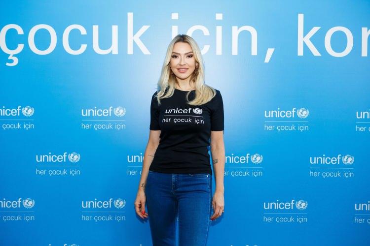 <p><strong>Videonun UNICEF'in g&ouml;nderdiği metne g&ouml;re hazırlandığını s&ouml;zlerine ekleyen Hadise, yaşananların ardından UNICEF ile iş birliğini sonlandırdığını da duyurdu.</strong></p>
