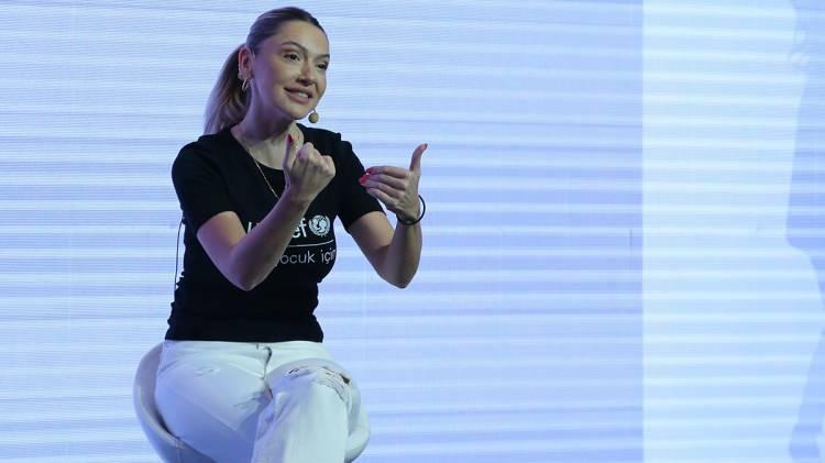 <p><strong>Bağış videosunda "T&uuml;rkiye'den Gazze'ye, Sudan'dan Afrika'nın en uzak k&ouml;ylerine" ifadelerini kullanan Hadise'nin s&ouml;z konusu paylaşımı kısa s&uuml;rede tepkilerin odak noktası haline geldi. T&uuml;rkiye'yi 'yardıma muhta&ccedil;' bir &uuml;lke gibi g&ouml;sterdiğine y&ouml;nelik eleştiriler alan şarkıcı, T&uuml;rkiye'yi zor durumda g&ouml;stermek gibi bir niyeti olmadığını a&ccedil;ıkladı.</strong></p>
