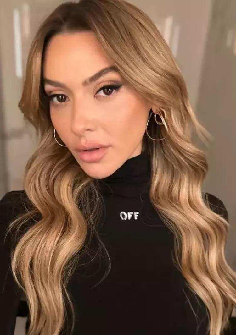 <p><strong>&Ouml;zellikle bazı sosyal medya hesapları ve dijital platformlarda m&uuml;vekkilimizin s&ouml;ylemediği ifadeler kendisine atfedilmekte, i&ccedil;erikler bağlamından koparılarak dolaşıma sokulmakta ve kamuoyu sistematik bi&ccedil;imde yanıltılmaktadır. Bunun yanı sıra m&uuml;vekkilimiz hakkında vergi ve şirket yapısına ilişkin tamamen ger&ccedil;ek dışı iddialar da g&uuml;ndeme getirilmektedir. Kamuoyunun doğru bilgilendirilmesi adına aşağıdaki hususları a&ccedil;ık&ccedil;a ifade etmek isteriz; Hadise A&ccedil;ıkg&ouml;z&rsquo;&uuml;n Bel&ccedil;ika&rsquo;da faaliyet g&ouml;steren herhangi bir şirketi bulunmamaktadır. T&uuml;rkiye&rsquo;de ger&ccedil;ekleştirilen t&uuml;m konser, organizasyon ve sponsorluk faaliyetleri T&uuml;rkiye&rsquo;de kurulu şirketi &uuml;zerinden y&uuml;r&uuml;t&uuml;lmekte ve T&uuml;rk vergi mevzuatına uygun şekilde vergilendirilmektedir. Bu konuda ortaya atılan iddiaların tamamı asılsız olup kamuoyunu yanıltmaya ve m&uuml;vekkilimizin itibarını zedelemeye y&ouml;nelik niteliktedir.</strong></p>
