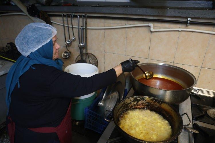 Aşevinde g&ouml;n&uuml;ll&uuml; &ccedil;alışan emekli &ouml;ğretmen: Bana "anne" diyorlar