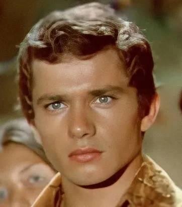 <p><strong>Yeşil&ccedil;am'ın yakışıklı j&ouml;nlerinden olan Sertan Acar, kariyerinin zirvesinde ani bi kararla oyunculuğu bırakarak ortadan kaybolmuştu.</strong></p>
