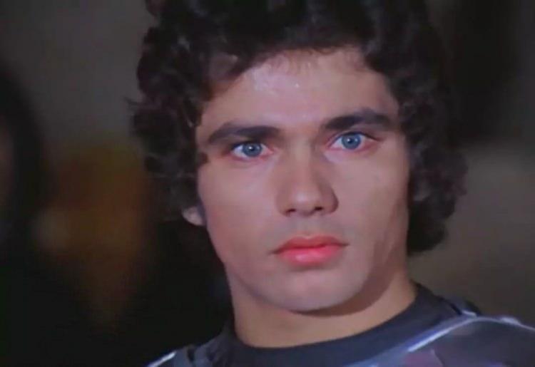 <p><strong>Ş&ouml;hretin ışıltılı d&uuml;nyasından uzaklaşarak İstanbul'u terkeden Acar, şimdilerde Kocaeli'nin Kerpe il&ccedil;esinde doğayla i&ccedil; i&ccedil;e bir yaşam s&uuml;r&uuml;yor.</strong></p>
