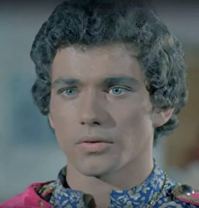 <p><strong>'Ayşecik' dizisinin yakışıklı prensi olarak milyonların sevgisini kazanan&nbsp;Sertan Acar, 2,5 yıllık kısa oyunculuk ser&uuml;veniyle ş&ouml;hretin kapılarını aralamış, b&uuml;y&uuml;k bir &uuml;n sahibi olmuştur.</strong></p>
