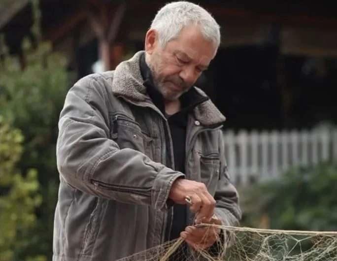 <p><strong>Yakışıklılığıyla hatırlanan bir zamanların en &uuml;nl&uuml; oyuncusu Sertan Acar'ın son hali herkesi şaşkına &ccedil;evirdi.</strong></p>
