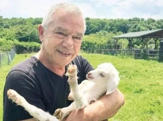 <p><strong>Kendine ait k&uuml;&ccedil;&uuml;k bir &ccedil;iftliğe de sahip olan Acar,&nbsp;kaz, hindi ve tavuk gibi hayvanları da besliyor.&nbsp;Bazen eski filmleri izlediğini s&ouml;yleyen Acar, İstanbul'un bug&uuml;nk&uuml;nden &ccedil;ok daha farklı olduğunu s&ouml;yl&uuml;yor.</strong></p>
