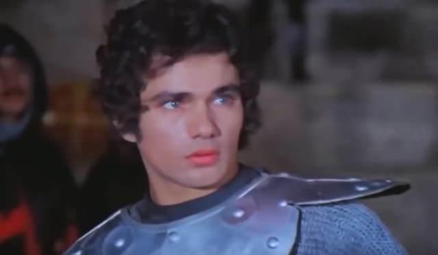 <p><strong>Şimdilerde 78 yaşında olan Acar, ekranlarda bu kadar sevilmesine rağmen asıl mesleği olan diş hekimliğine geri d&ouml;nm&uuml;şt&uuml;.</strong></p>
