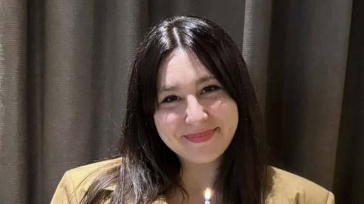 <p><span style="color:#800000"><strong>"BEN BİRAZ CİMRİYİM"</strong></span></p>

<p><strong>Kıyafet harcamaları konusunda olduk&ccedil;a tutumlu olduğunu belirten &uuml;nl&uuml; komedyen, <span style="color:#800000">"Bir kere giyinip atılacak şeye &ccedil;ok para vermem. Montu alırım 10 sene, ayakkabıyı 20 sene giyerim. Vintage&rsquo;a d&ouml;nebilecek şeyler alıyorum." </span>dedi.</strong></p>
