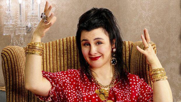 <p><span style="color:#800000"><strong>"BATIYORUZ, KİMSENİN EVİ BARKI YOK AMA HERKESİN &Ccedil;ANTASI VAR"</strong></span></p>

<p><strong>Yasemin Sakallıoğlu, daha sonra <span style="color:#800000">"Aynı şeyleri tekrar tekrar giyme modası geldi. &Uuml;nl&uuml;ler keşke aralarında kıyafetleri değiştirse...&nbsp;</span></strong></p>
