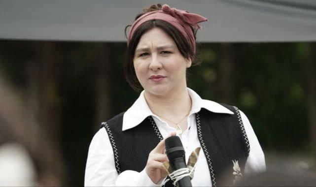 <p><strong><span style="color:#800000">Paraları &ccedil;ok rahat s&ouml;yl&uuml;yorlar. Sen evde salatalık yerken onları izlemek komik geliyor. Onlar olmasa o girilemeyen mağazaları nasıl g&ouml;receğiz? Onlar sayesinde g&ouml;r&uuml;yoruz."</span> dedi.</strong></p>
