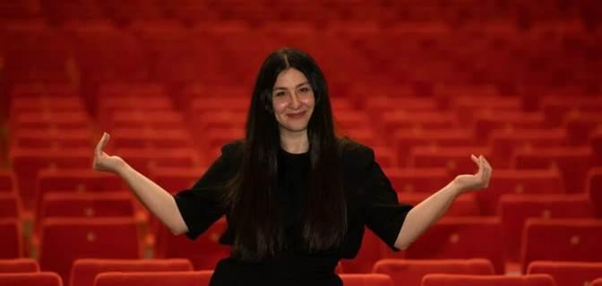 <p><strong><span style="color:#800000">Batıyoruz, kimsenin evi barkı yok. Herkesin &ccedil;antası, ayakkabısı ve elbisesi var"</span> s&ouml;zleriyle &uuml;nl&uuml;lerin her davette farklı giyinme zorunluluğuna eleştiride bulundu.</strong></p>
