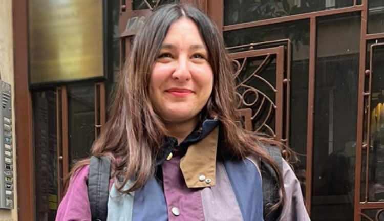 <p><strong>&Uuml;nl&uuml; komedyen<span style="color:#800000"> Yasemin Sakallıoğlu</span> eşi <span style="color:#800000">Burak Yırtar </span>ile birlikte Nişantaşı'nda g&ouml;r&uuml;nt&uuml;lendi. Basın mensuplarının sorularını yanıtlayan Sakallıoğlu, esprili bir dille kıyafet alışverişine dair a&ccedil;ıklamalarda bulundu.&nbsp;</strong></p>
