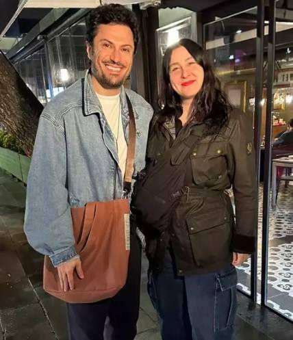 <p><strong>Kendi harcama alışkanlıklarını &ouml;zetlerken a&ccedil;ık y&uuml;reklilikle <span style="color:#800000">"Biraz cimriyim"</span> ifadelerini kullanan Sakallıoğlu, <span style="color:#800000">"Arada pahalı şeyler alıp, uzun s&uuml;re giyiyorum" </span>dedi.</strong></p>
