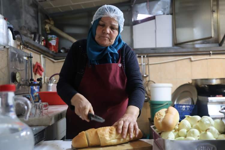Aşevinde g&ouml;n&uuml;ll&uuml; &ccedil;alışan emekli &ouml;ğretmen: Bana "anne" diyorlar