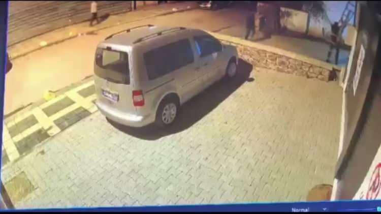 <p>İstanbul Kadık&ouml;y'de merdiven dayayarak girdikleri evde bulunan Figen P. (68) ile bakıcısının ellerini ve ayaklarını bağlayarak evde bulunan kasadaki 1 milyon lira değerinde ziynet eşyası ve 10 bin lirayı &ccedil;alan ş&uuml;pheliler yakalanırken o anlara ilişkin g&uuml;venlik kamerası g&ouml;r&uuml;nt&uuml;leri ortaya &ccedil;ıktı.&nbsp;</p>
