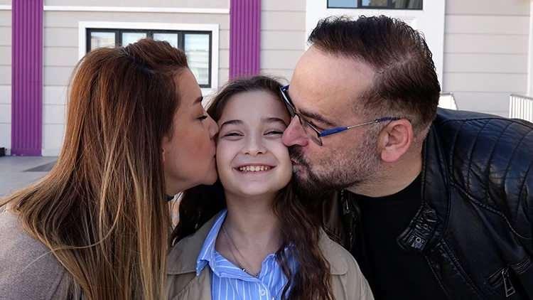 <p><span style="color:#B22222"><strong>AİLESİNİN GURUR KAYNAĞI OLDU</strong></span></p>
