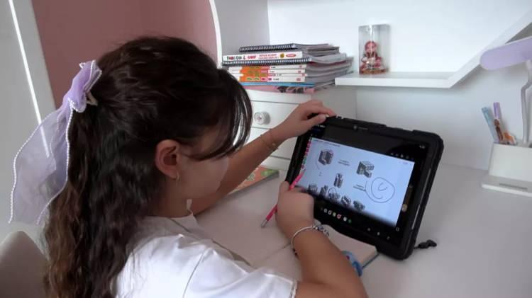 <p><strong>Daha &ouml;nce Amerikan Matematik Olimpiyatları'nda T&uuml;rkiye birinciliğini elde eden Lina, bu defa da 153 &uuml;lkenin katılımıyla d&uuml;zenlenen STEM Olimpiyatları'nda t&uuml;m soruları doğru yanıtlayarak 100 tam puanla d&uuml;nya birincisi oldu.</strong></p>
