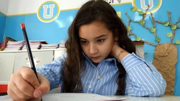 <p><strong>Trabzon'un Yomra il&ccedil;esinde yaşayan Mehmet Salih Saka ve Ay&ccedil;a Saka &ccedil;iftinin kızı olan Lina, eğitim hayatına başladığı g&uuml;nden beri sayısal zekasıyla &ouml;n plana &ccedil;ıkıyor.&nbsp;</strong></p>
