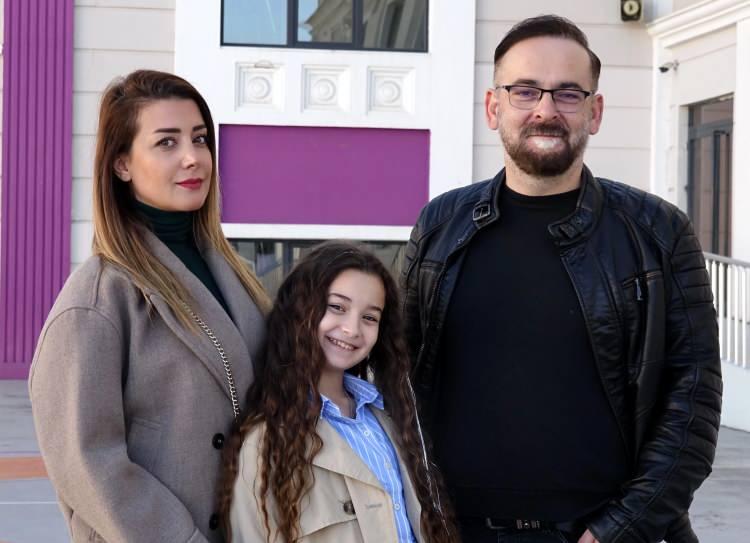 <p><strong>Minik Lina, ge&ccedil;tiğimiz Kasım ayında Amerikan Matematik Olimpiyatları'nda sergilediği performansla&nbsp;40 &uuml;lkeden binlerce &ouml;ğrencinin yer aldığı organizasyonda tam puan alarak kendi seviyesinde T&uuml;rkiye 1'incisi ve d&uuml;nya 310'uncusu olmuştu.&nbsp;</strong></p>
