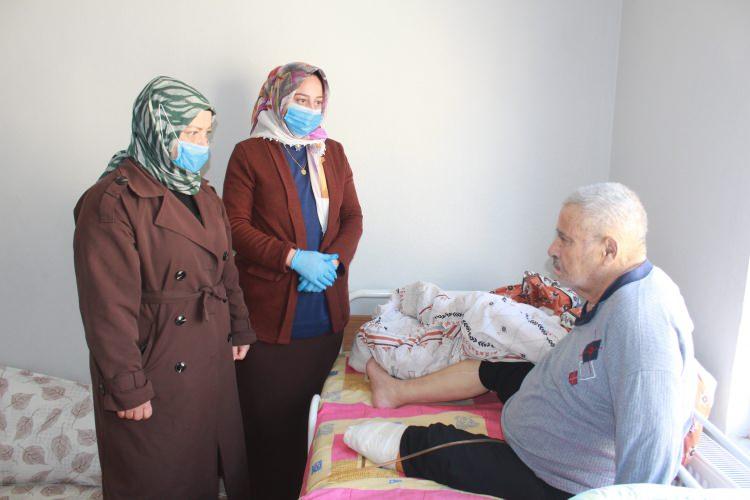 10 yıldır "of" bile demeden yatalak kayınbabasına bakıyor