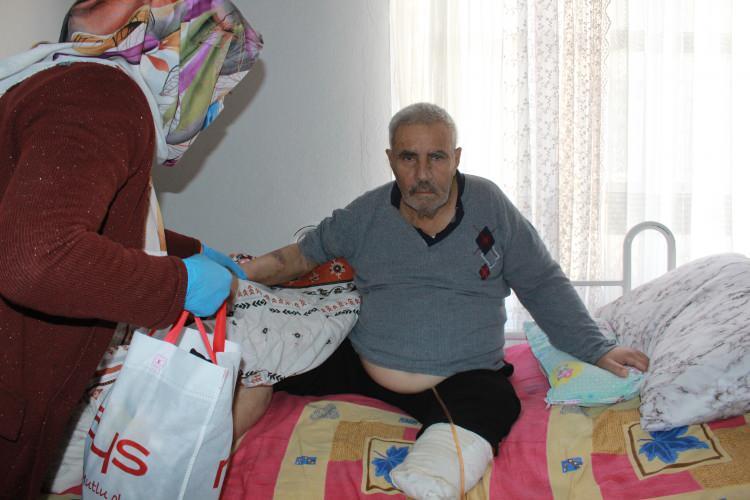 10 yıldır "of" bile demeden yatalak kayınbabasına bakıyor