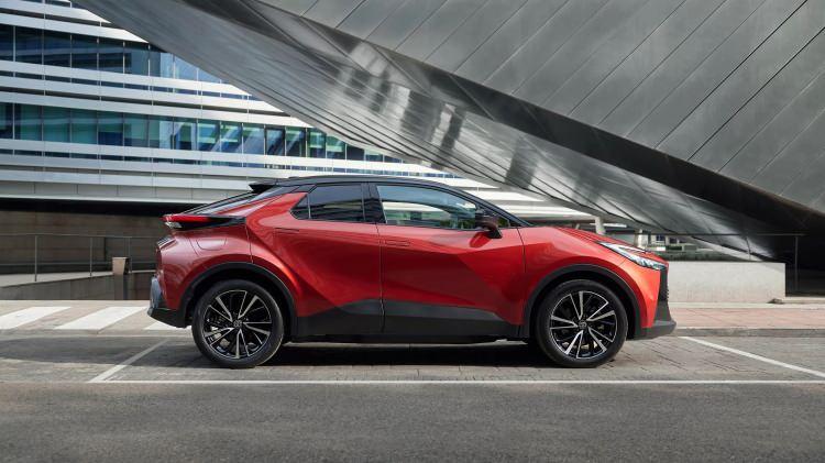<p><span style="color:#B22222"><strong>TOYOTA C-HR</strong></span></p>

<p>&bull; Motor: 1.8 Hybrid</p>

<p>&bull; Normal liste fiyatı: yaklaşık 1.900.000 TL</p>

<p>&bull; &Ouml;TV muafiyetli fiyat: yaklaşık 1.100.000 TL</p>
