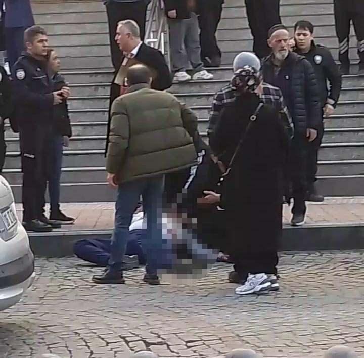 <p>Adliye karşısında esnaflık yapan İlyas Yeşildağ olaya ilişkin, <strong><em>"Kasada duruyordum. Yan d&uuml;kkandaki arkadaş, kadının birine bı&ccedil;ak sapladığını s&ouml;yledi. Ben de o tarafa baktım. Bir kişinin yerde, kanlar i&ccedil;inde yattığını g&ouml;rd&uuml;m. Kadın ka&ccedil;ıyordu, polisler de zaten oradaydı. Polis arkadaşlar kadını hemen yakalayıp i&ccedil;eri aldı. Ben sadece yere d&uuml;şen kişiyi ve kanlar i&ccedil;inde olduğunu g&ouml;rebildim. Bağırışları duyunca d&ouml;n&uuml;p ben de oraya baktım."</em></strong> şeklinde konuştu.</p>
