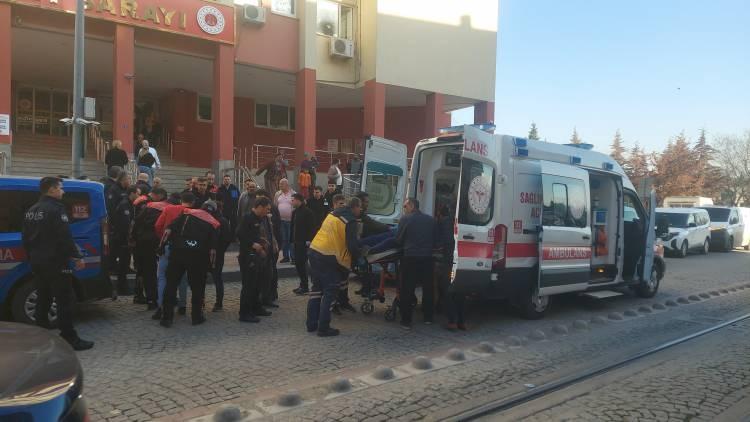 <p><span style="color:#A52A2A"><strong>AMBULANSIN GE&Ccedil; GELDİĞİ İLERİ S&Uuml;R&Uuml;LD&Uuml;</strong></span>&nbsp;</p>

<p>&nbsp;</p>

<p>Ambulansın ge&ccedil; geldiğini de iddia eden &Ccedil;eliksoy,<strong><em> "Ambulans 15-20 dakika ge&ccedil; geldi. Adliye ile Kocaeli Devlet Hastanesi'nin arası y&uuml;r&uuml;yerek 5 dakika ama ambulans değişik bir yerden geldi. Onların &ccedil;alışma prosed&uuml;r&uuml; nasıl bilmiyorum ama ge&ccedil; geldi, 15-20 dakika ge&ccedil; geldi."</em></strong> ifadelerini kullandı.</p>
