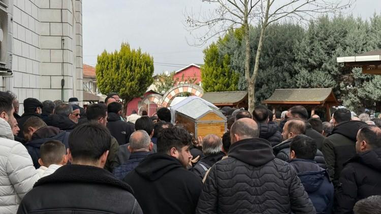 <p><span style="color:#A52A2A"><strong>PUSU KURULDUĞUNU İDDİA ETTİ</strong></span></p>

<p>&nbsp;</p>

<p>Cenaze t&ouml;reninde konuşan amca Celal &Ccedil;eliksoy, olayda pusu kurulduğunu &ouml;ne s&uuml;rerek adliye &ccedil;ıkışında araba beklerken saldırıya uğradıklarını savundu.</p>
