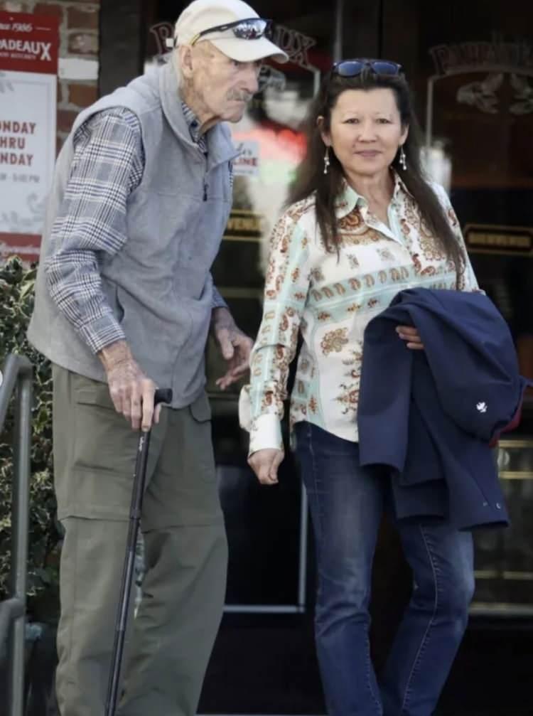 <p><strong>Birka&ccedil; g&uuml;n arayla yaşamlarını yitiren &ccedil;iftin trajik &ouml;l&uuml;m&uuml;nden sonra, hen&uuml;z bir mezar taşlarının dahi olmaması dikkat &ccedil;ekti.&nbsp;</strong></p>
