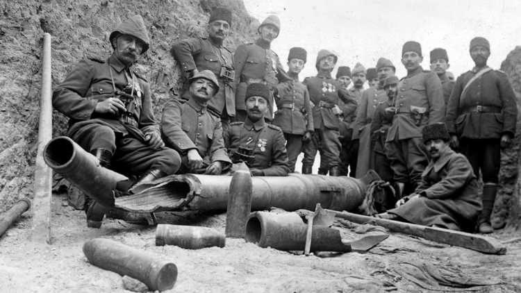 <p>Bu emirlerden birinin 2'nci T&uuml;men Komutanı Yarbay Hasan Askeri Bey'e ait olduğunu belirten Dr. Sabah,<strong><em> "Kendisi bu emirle hem askerlerin unutulmama isteğini yerine getirmiş hem de aradan ge&ccedil;en 111 yıla rağmen &Ccedil;anakkale muharebelerinin ger&ccedil;ek hikayelerini, kahramanlıklarını okumamıza zemin hazırlamış oldu</em></strong>" dedi.</p>
