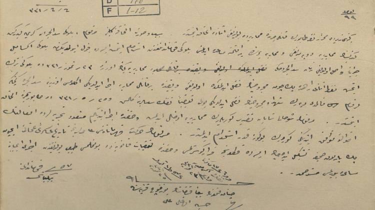 <p>Yarbay Hasan Askeri Bey'in b&ouml;ylelikle ahlafa yani haleflerine ve gelecek nesillere şan ve şeref kaynağı olacak kahramanlık hikayelerinin unutulmamasının sağlanmasını istediğini kaydetti. Hatta Yarbay Hasan Askeri Bey&rsquo;in, bunları olabildiğince tafsilatlı bir şekilde harp ceridelerine ge&ccedil;irilmesini istediğine dikkat &ccedil;eken Dr. Sabah, <strong><em>"B&ouml;ylelikle bu kahramanlık hikayeleri hem ailelere bir miras kalacak, aileler de bu kahramanlıktan, bu şereften hissedar olacak ve aynı zamanda ailelerin de tarihi v&uuml;cut bulmaya başlayacaktır"</em></strong> dedi.</p>
