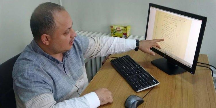 <p><em><strong>Ne merhametsiz ne kadar feciydi. Issız dağlarda ş&ouml;yle birka&ccedil; kazma darbesiyle a&ccedil;ılmış bir &ccedil;ukura atılarak sonra başucuna bir kırık tahta veya ağa&ccedil; belki de hi&ccedil;bir şey koyulmayarak, her şeyden ve herkesten uzak terk edilmiş olmak.' Yani İbrahim Naci bu satırlarla aslında burada savaşan askerlerin en b&uuml;y&uuml;k korkusunun da unutulmak olduğunu ifade ettiğini s&ouml;yleyebiliriz. Dolayısıyla Hasan Askeri Bey vermiş olduğu bu emirle hem bu askerlerin 'unutulmama' isteğini yerine getirmiş hem de aradan ge&ccedil;en 111 yıl sonra bile bu cerideler sayesinde &Ccedil;anakkale Muharebeleri'nin ger&ccedil;ek hikayelerini, kahramanlıklarını okumamıza da bir zemin hazırlamış oldu."</strong></em></p>
