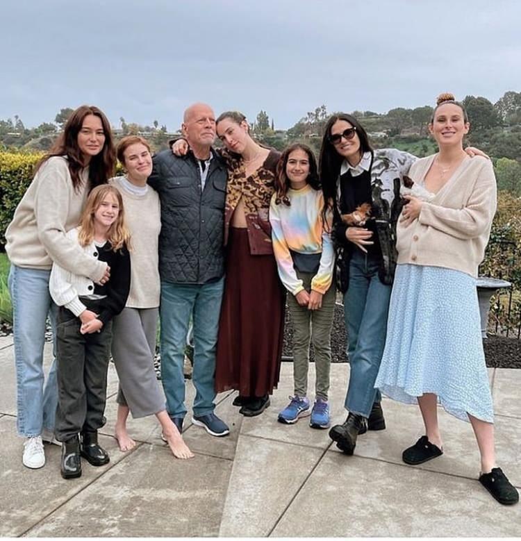 <p><strong>Bu s&uuml;re&ccedil;te eski eşi Demi Moore da dahil olmak &uuml;zere eşi Emma Heming ve kızları &uuml;nl&uuml; akt&ouml;r&uuml;n en b&uuml;y&uuml;k destek&ccedil;isi. Willis'in durumu hakkında eşi Emma Heming sık sık a&ccedil;ıklamalarda bulunurken &uuml;nl&uuml; ismin son hali sevenleri tarafından merak konusu haline geliyor.</strong></p>
