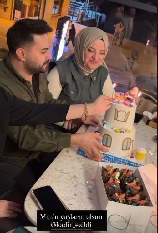 <p><strong>Son olarak Ezildi, ge&ccedil;tiğimiz akşam ailesi ve yakın dostlarıyla birlikte yaptığı iftarın ardından kendisi i&ccedil;in hazırlanan s&uuml;rpriz doğum g&uuml;n&uuml; kutlamasıyla dikkatleri &uuml;zerine &ccedil;ekti.</strong></p>
