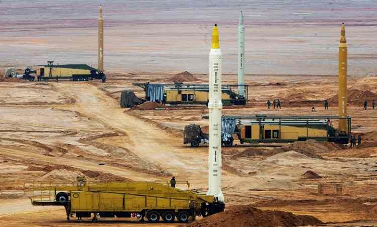 <p>İran Devrim Muhafızları, İsrail&rsquo;e y&ouml;nelik saldırıların 54. dalgasında ilk kez katı yakıtlı Sejjil balistik f&uuml;zelerinin kullanıldığını a&ccedil;ıkladı.<br />
<br />
Tahran, saldırıların İsrail&rsquo;in askeri karar alma mekanizmalarıyla savunma sanayii altyapısını hedef aldığını a&ccedil;ıkladı.</p>
