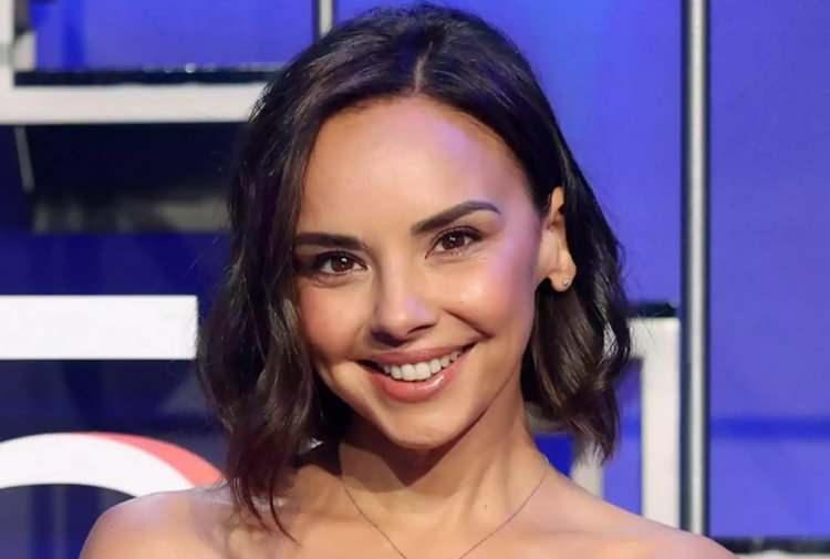 <p><span style="color:#0000FF"><strong>(İspanyol şarkıcı Chenoa)</strong></span></p>
