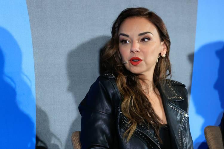 <p><strong>M&uuml;zik yarışması Opera</strong><strong>cion Triunfo ile yıldızı parlayan İspanyol yıldız Chenoa'nın hayranları da bu benzerliğe kayıtsız kalmadı.</strong></p>
