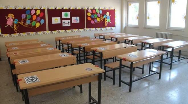 <p>Her iki gerek&ccedil;e ara tatiller kaldırılmalıdır diyenlerin y&uuml;zde 23,4'&uuml;n&uuml; oluşturduğu a&ccedil;ıklandı. Bu durum, ara tatillerin &ouml;zellikle &ouml;ğrencilerin psikolojik ve davranışsal uyumu &uuml;zerinden eleştirildiğini g&ouml;sterdiği ifade edildi.</p>
