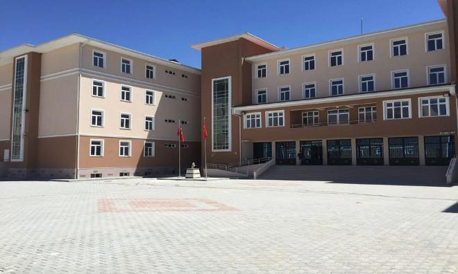 <p>Konuya ilişkin en sağlıklı değerlendirmenin &ouml;ğretmenler tarafından yapılacağı a&ccedil;ıktır; zira &ouml;ğretmenler eğitim sahasının doğrudan ve yansıtıcı unsurudur. T&uuml;rk Eğitim-Sen olarak bu &ccedil;er&ccedil;evede y&uuml;z y&uuml;ze bir anket &ccedil;alışması d&uuml;zenleyerek, &ouml;ğretmenlerin ara tatillere y&ouml;nelik bakış a&ccedil;ısını tespit ettik. Buna g&ouml;re raporun en dikkat &ccedil;ekici sonucu, &ouml;ğretmenlerin b&uuml;y&uuml;k &ccedil;oğunluğunun ara tatillerin kaldırılmasına karşı olmasıdır.&nbsp;</p>
