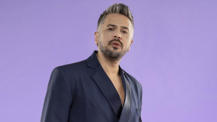 <p><span style="color:#ADD8E6"><strong>"KENDİMİ &Ccedil;İRKİNLEŞTİRMEK İ&Ccedil;İN &Ccedil;OK UĞRAŞTIM"</strong></span></p>

<p><strong>2006 yapımı<span style="color:#ADD8E6"> 'Eve Giden Yol'</span> filmi i&ccedil;in g&ouml;r&uuml;şmelere giden Altuğ, filmde k&ouml;t&uuml; karakteri oynamak istediğini ancak yapımcının bu rol i&ccedil;in kendisini uygun g&ouml;rmediğini şu s&ouml;zlerle anlattı:</strong></p>

<p><span style="color:#ADD8E6"><strong>"&Ccedil;ok oynamak istediğim rolleri zamanında ka&ccedil;ırdım.</strong></span></p>
