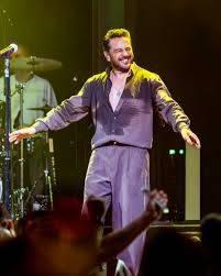 <p><span style="color:#ADD8E6"><strong>&lsquo;Eve Giden Yol&rsquo; filminde k&ouml;t&uuml; adamı oynayacaktım. Yapımcı bana &lsquo;Senden olmaz&rsquo; dedi.&nbsp;Kendimi &ccedil;irkinleştirmek i&ccedil;in &ccedil;ok uğraştım ve sonunda ikna ettim. Ama herkesi ikna edemiyorsunuz maalesef."</strong></span></p>
