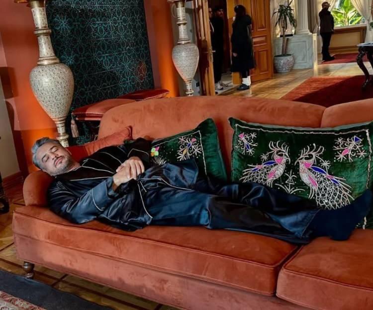 <p><strong>&Uuml;nl&uuml; oyuncu,<span style="color:#ADD8E6">&nbsp;"Her insan kendine 10 yılda bir format atmalı. Değişmekten korkmamalıyız. Ben de yaklaşık beş yıl &ouml;nce hayatımı tamamen değiştirerek kendimi baştan kurdum" </span>s&ouml;zleriyle dikkat &ccedil;ekti.</strong></p>
