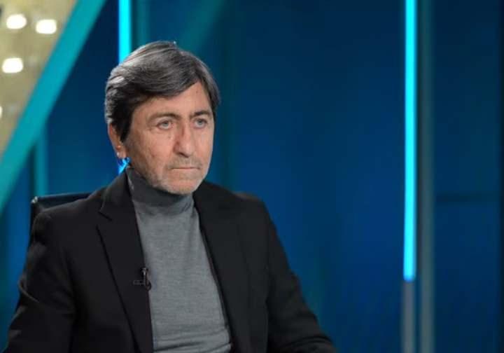 <p><strong>Tuhaf değil mi? Sağ bek, sol bek oynuyor. Stoper, sol bek oynuyor. Sağ bek, orta saha oynuyor.</strong></p>
