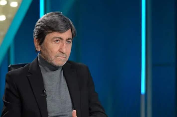 <p><strong>&Ouml;b&uuml;r hafta iyi oynayanı oynatmıyor. Gol atanı oynatmıyor. Oyuna girip iş yapanı yedek bırakıyor. Antalya'da oyuna girip gol atan Nene'ye sen bug&uuml;n bekle diyor.</strong></p>
