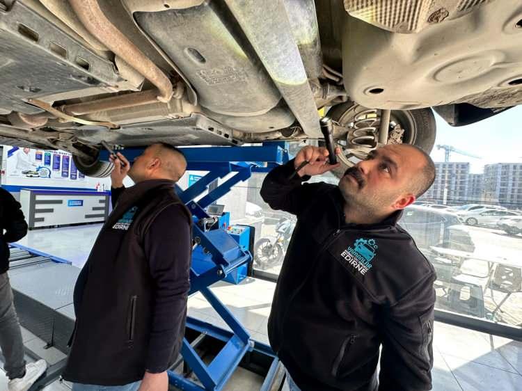 <p>Şasi numarası bayağı tahrip edilmiş. Daha sonrasında ara&ccedil; sahibi kolluk kuvvetlerini arayarak aracı emniyete teslim etti ve satan kişiden şikayet&ccedil;i oldu" dedi.</p>
