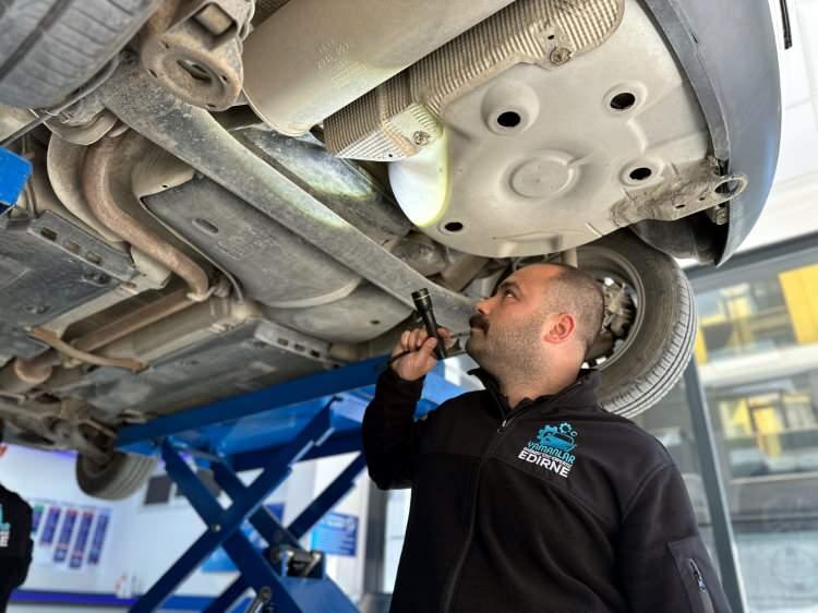 <p>Edirne'de bir kişi, 600 bin liraya aldığı ikinci el hafif ticari aracın, ş&uuml;phe duyup oto ekspertize g&ouml;t&uuml;rd&uuml;. Aracı kontrol eden ekspertiz Cemre Kurt, alt kısmında farklılıklar olduğunu g&ouml;rd&uuml;. Yapılan kontrolde koltuk kısımları altında zula olarak tabir edilen gizli b&ouml;lmeler bulunan aracın şasi numarasının da tahribata uğradığı ortaya &ccedil;ıktı.</p>
