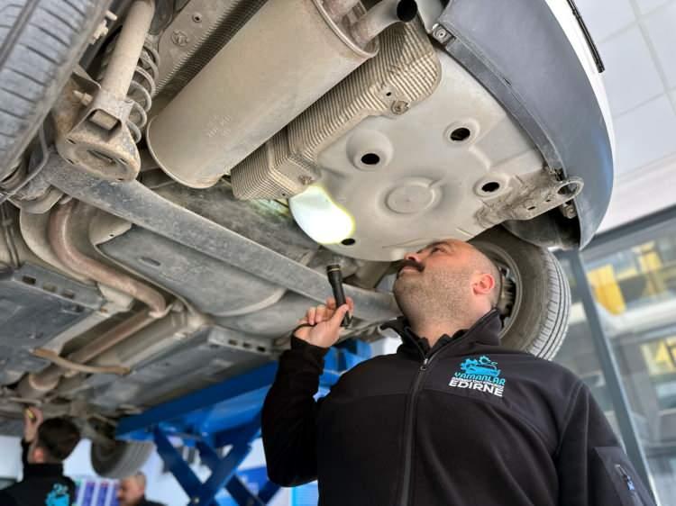 <p>Ara&ccedil; sahibi, durumu Edirne Emniyet M&uuml;d&uuml;rl&uuml;ğ&uuml;'ne bildirdi. Polis, aracı teslim alarak incelenmek &uuml;zere İstanbul'da kriminal laboratuvara g&ouml;nderdi. Ara&ccedil; sahibiyse, kendisine satış yapan kişiden şikayet&ccedil;i oldu.</p>
