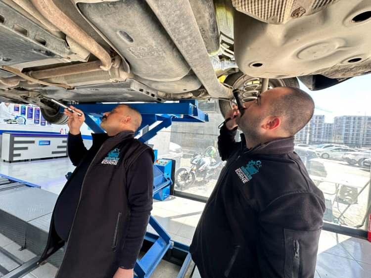 <p><span style="color:#B22222"><strong>"SATAN KİŞİYE G&Uuml;VEN DUYUP, EKSPERTİZE SOKMAMIŞ"</strong></span></p>

<p><br />
Cemre Kurt, ikinci el ara&ccedil; satışında oto ekspertizin &ouml;nemine dikkat &ccedil;ekerek, <strong><em>"Ara&ccedil;ların ge&ccedil;mişi her zaman net olmayabilir. Oto ekspertiz burada devreye giriyor. Biz ara&ccedil;ların motor performanslarını, kaporta aksanlarını, şasi kontrollerini ve g&uuml;venlik sistemlerini, profesyonel cihazlarla detaylı bir şekilde inceliyoruz. Ge&ccedil;tiğimiz g&uuml;n ara&ccedil; sahibi aracını alırken ekspertize sokmuyor. G&uuml;ven duyuyor aracı satan kişiye.</em></strong></p>
